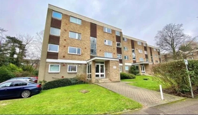 Flat Blackbush Close in Greater London