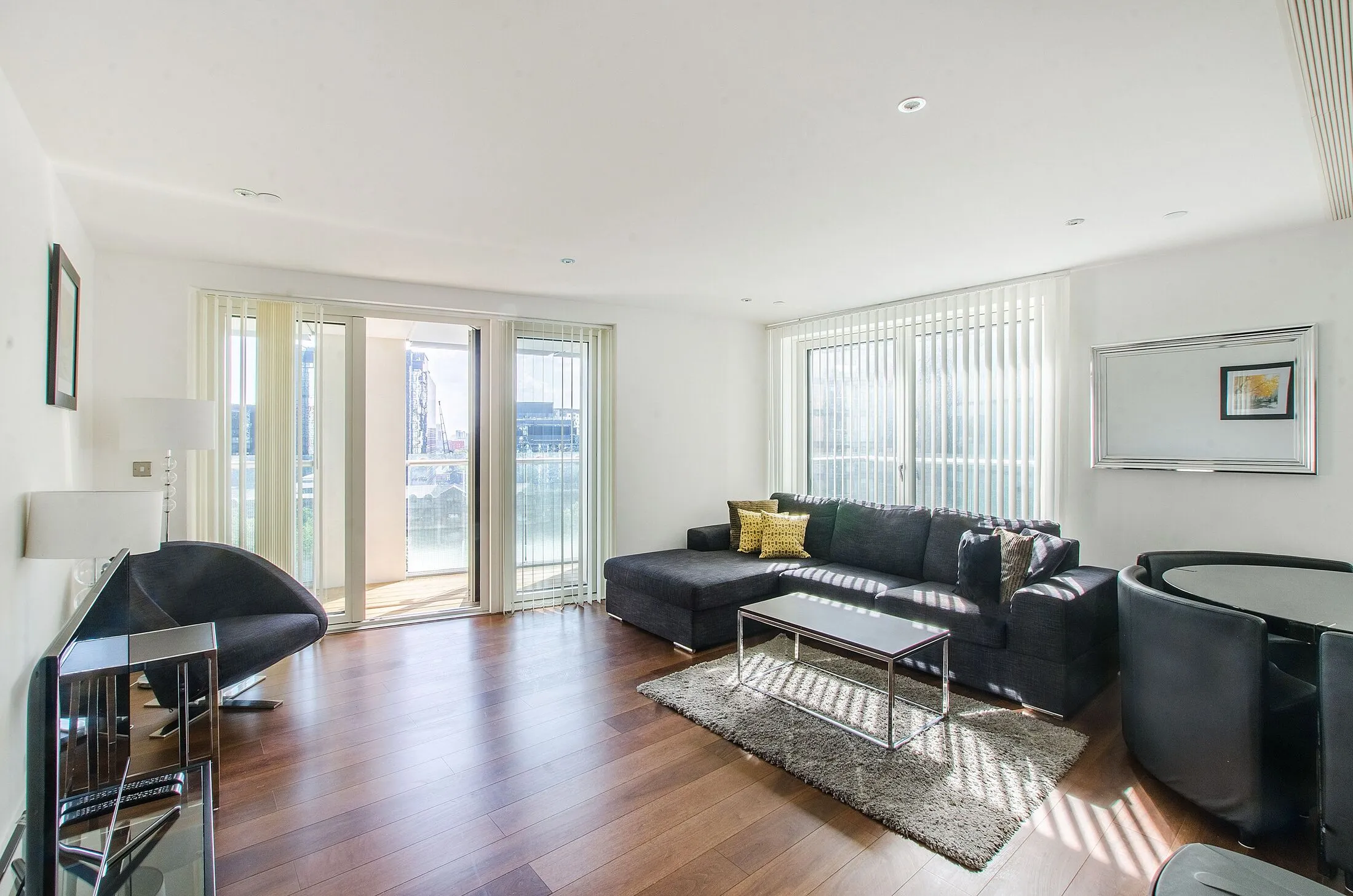 Flat Lincoln Plaza in Greater London