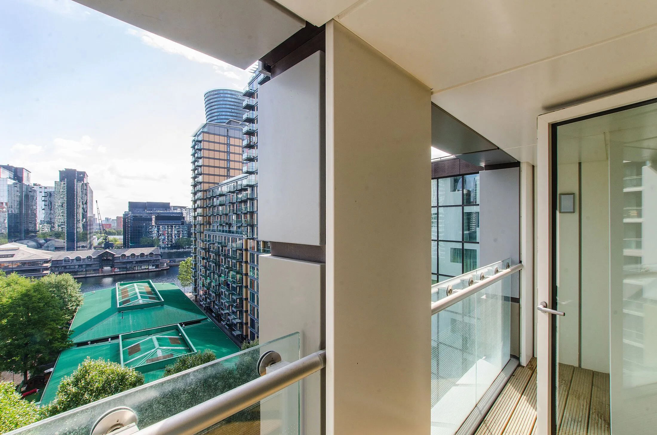 Flat Lincoln Plaza in Greater London