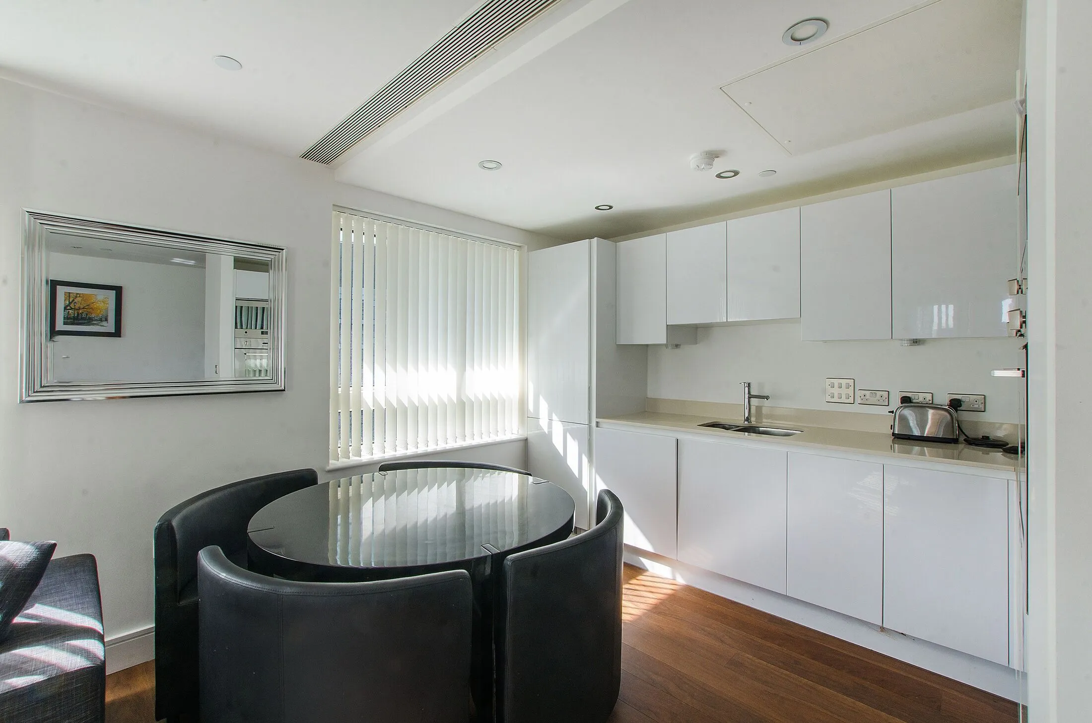Flat Lincoln Plaza in Greater London