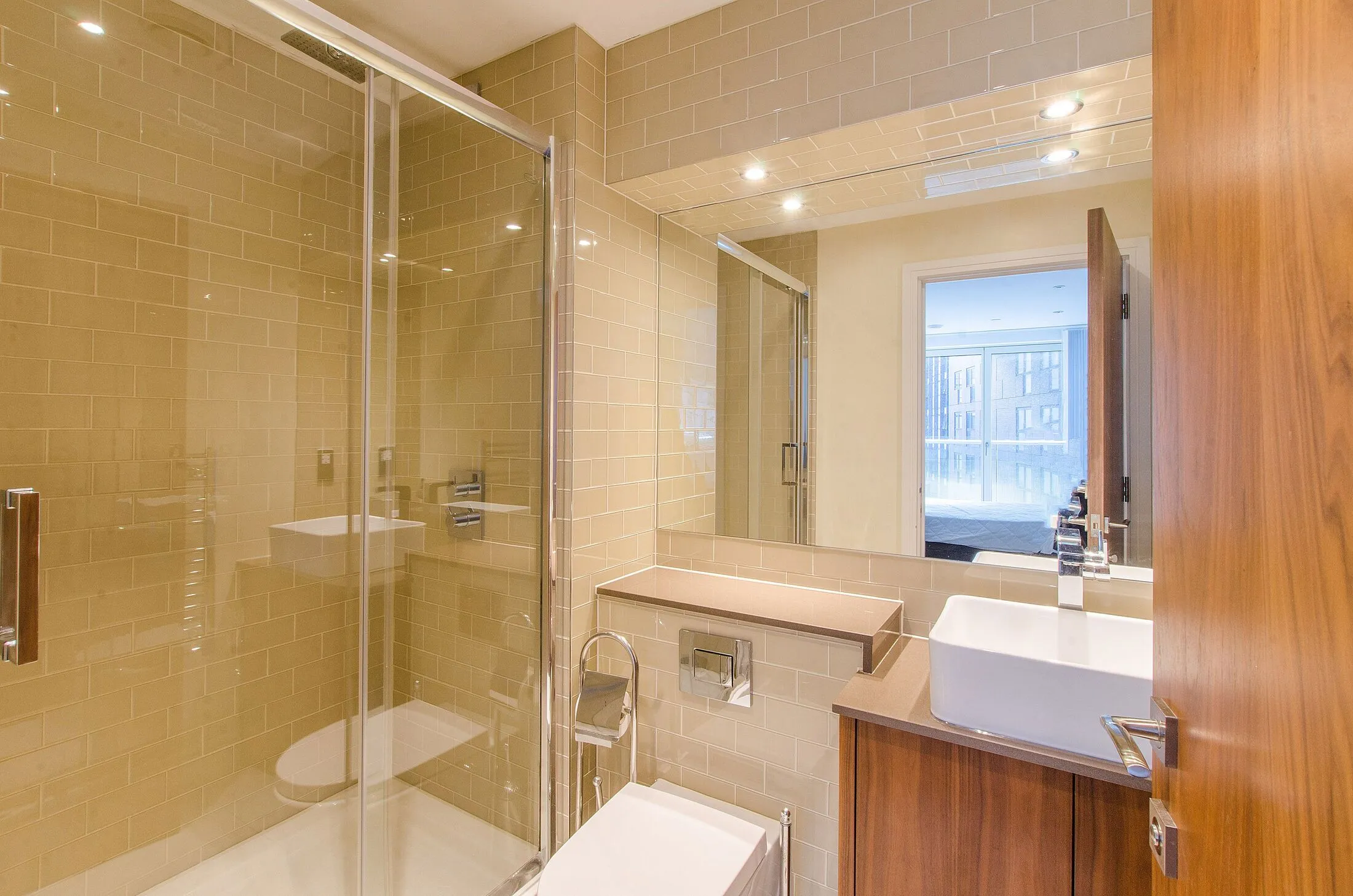 Flat Lincoln Plaza in Greater London