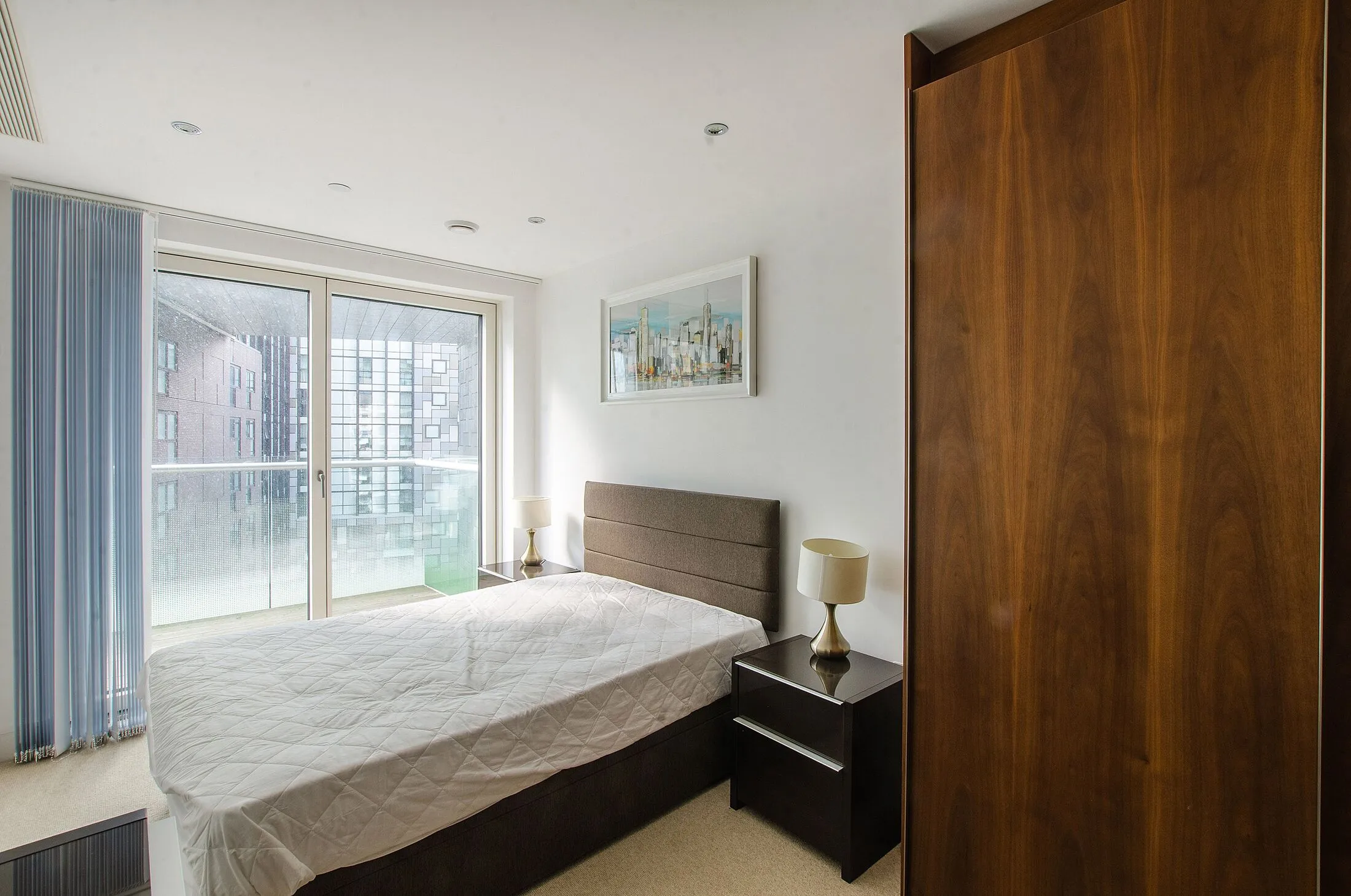 Flat Lincoln Plaza in Greater London