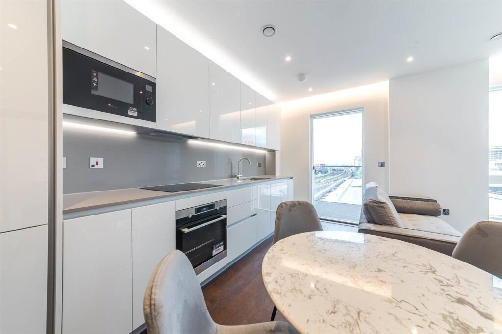 Flat Queen's Road in Greater London