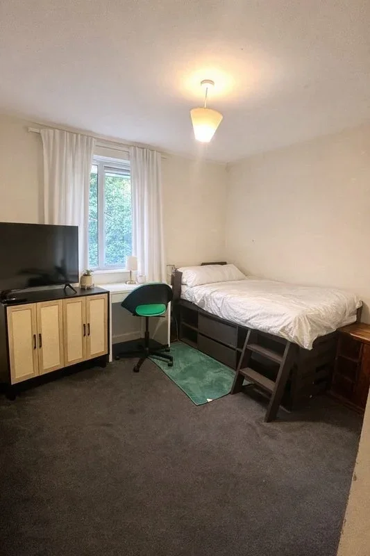 Flat Marston Way in Greater London