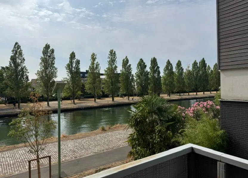 Flat Avenue Georges Pompidou in Les Pavillons-sous-Bois
