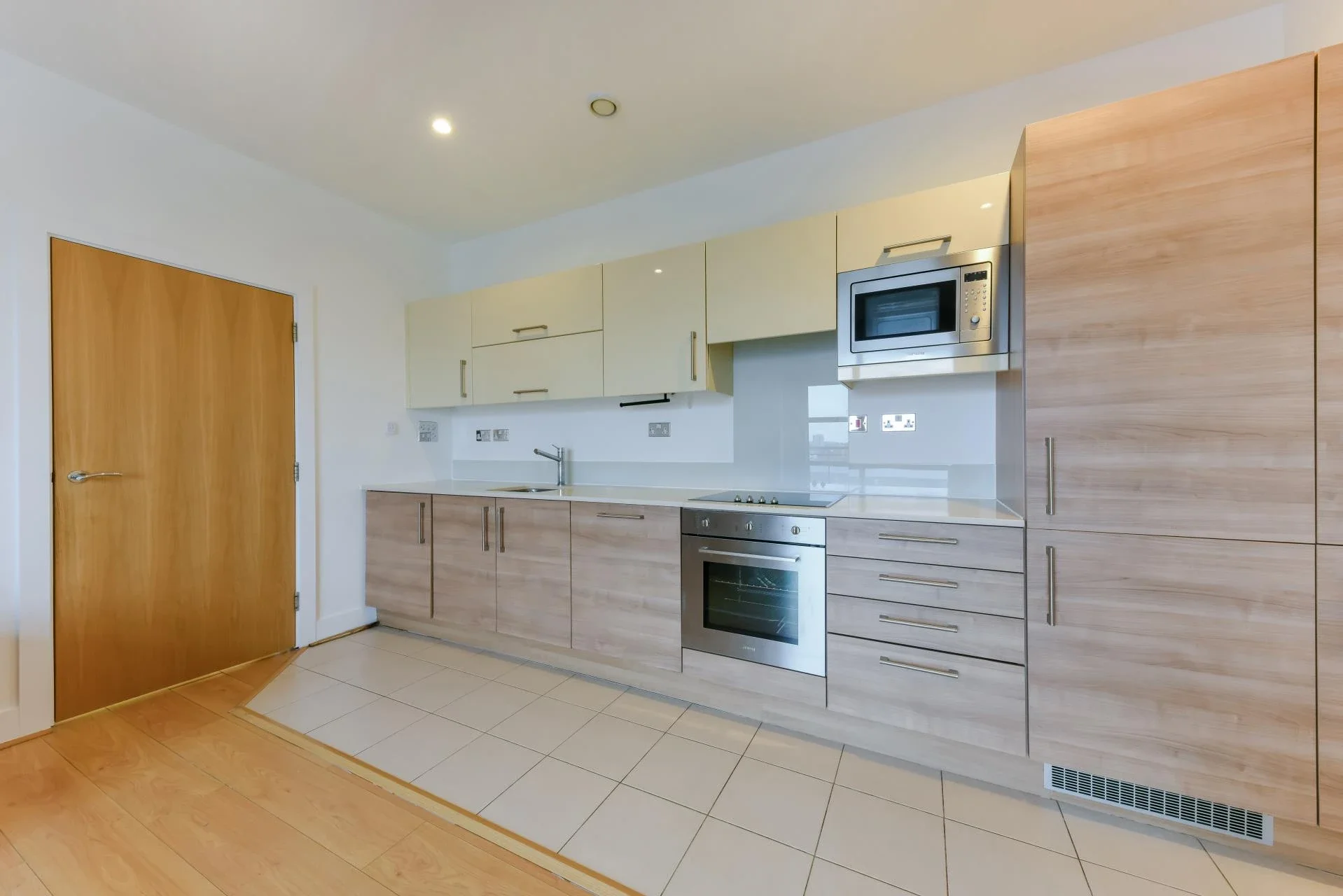 Flat Thorparch Road in Greater London