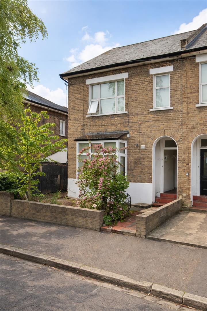 Flat Clarence Road in Greater London