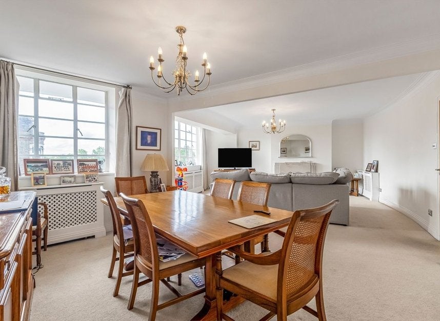 Flat Cholmeley Park in Greater London