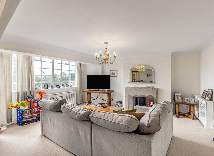Flat Cholmeley Park in Greater London