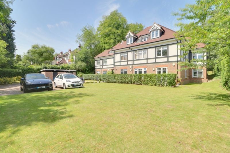Flat Furze Lane in Greater London