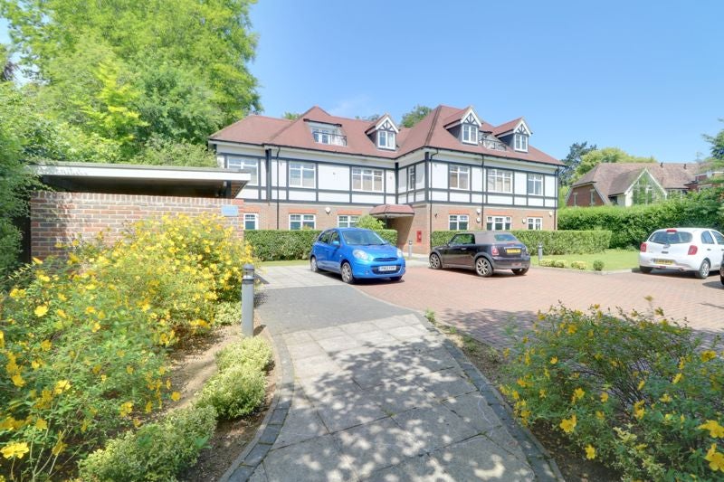 Flat Furze Lane in Greater London