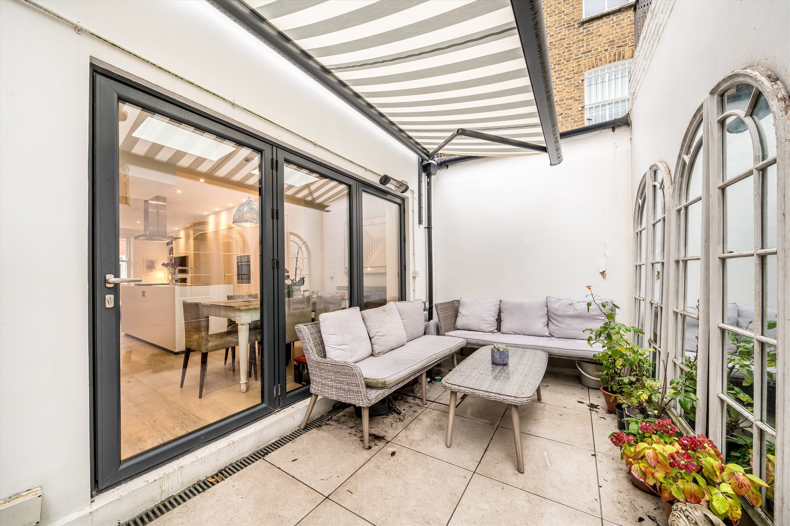 Flat Colehill Lane in Greater London