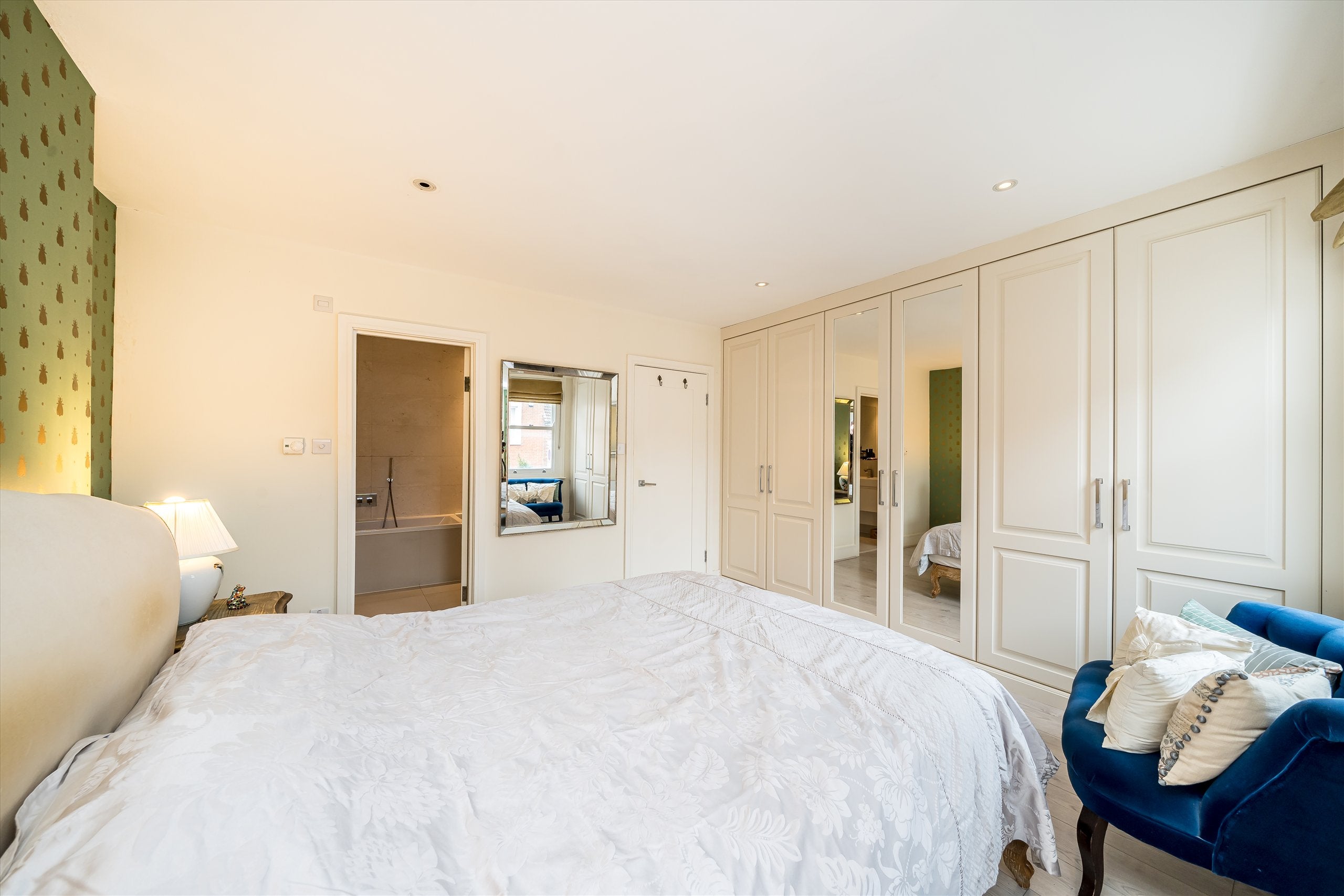Flat Colehill Lane in Greater London