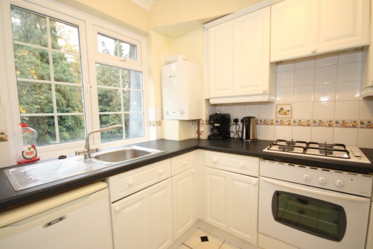 Flat Mount Hermon Road in Woking