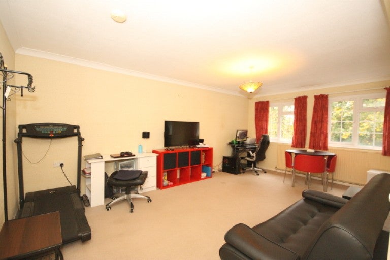 Flat Mount Hermon Road in Woking