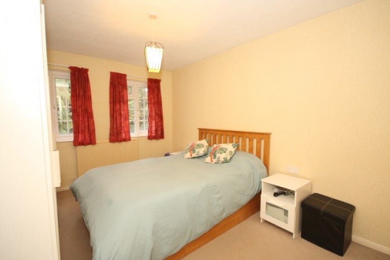 Flat Mount Hermon Road in Woking