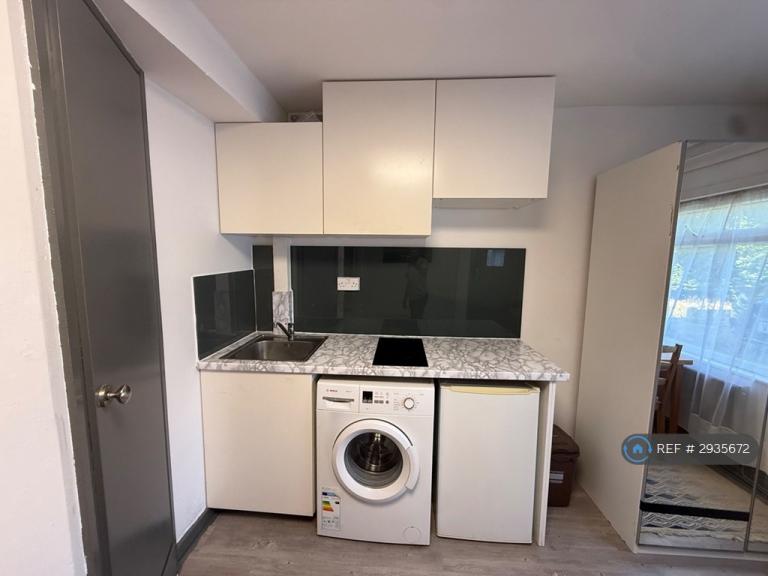 Flat Clitterhouse Road in Greater London