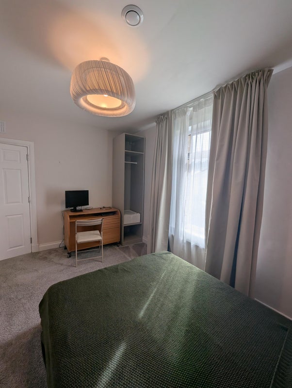 Room Rotherwood Avenue in Glasgow