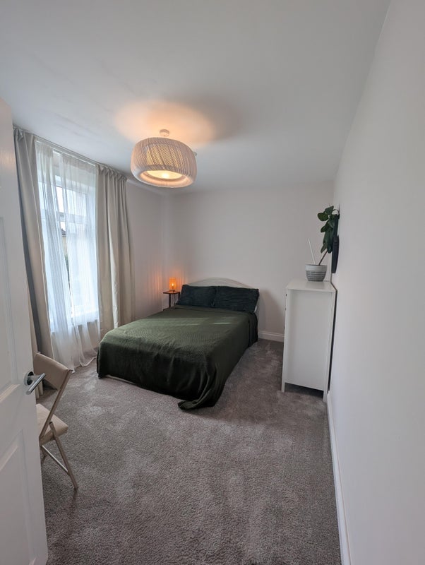 Room Rotherwood Avenue in Glasgow