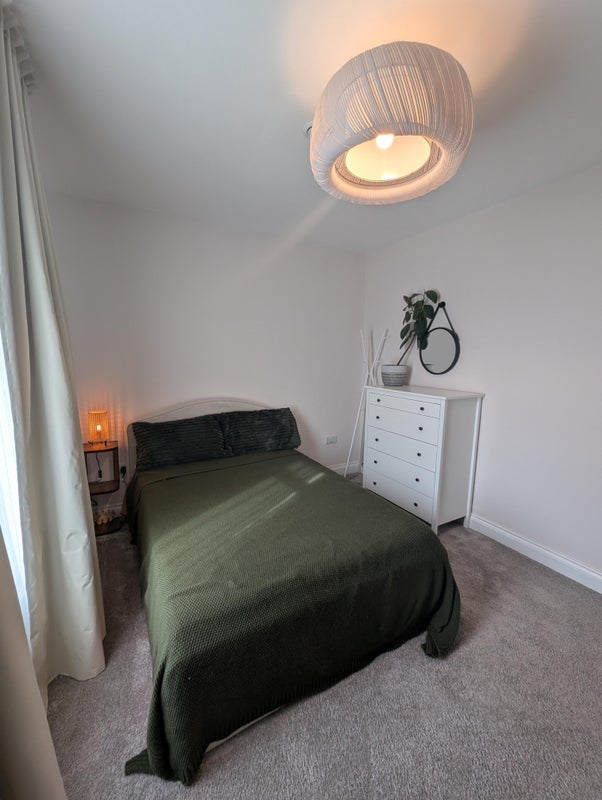 Room Rotherwood Avenue in Glasgow