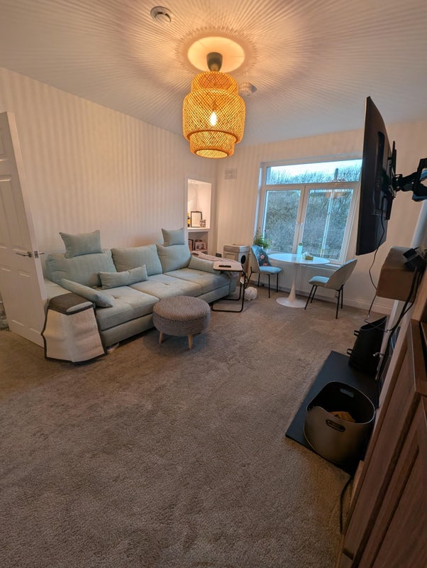 Room Rotherwood Avenue in Glasgow