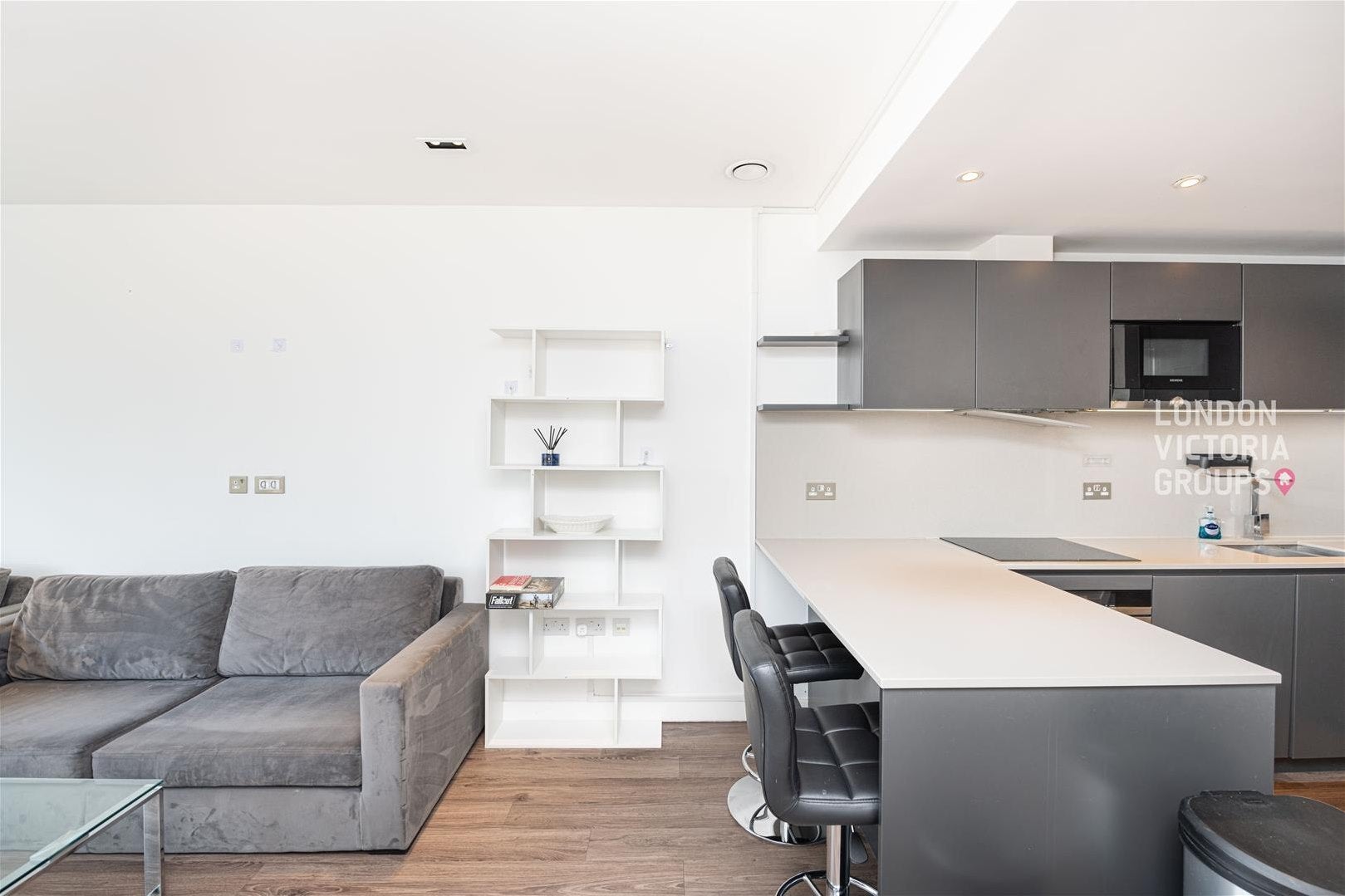 Flat Leman Street in Greater London