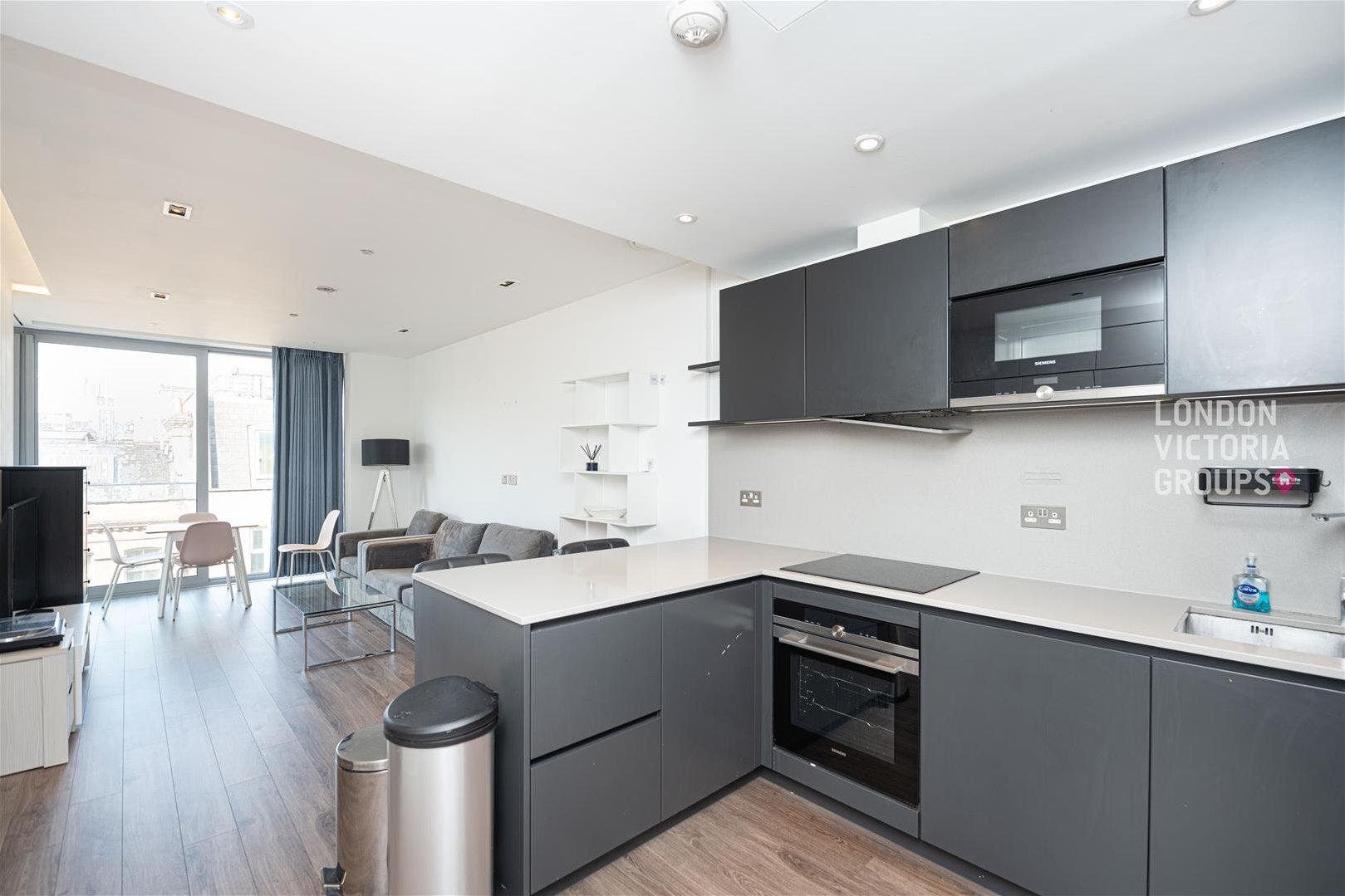 Flat Leman Street in Greater London