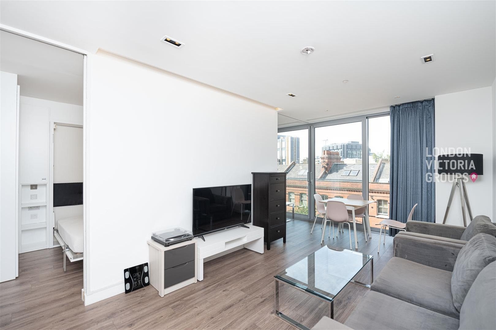 Flat Leman Street in Greater London