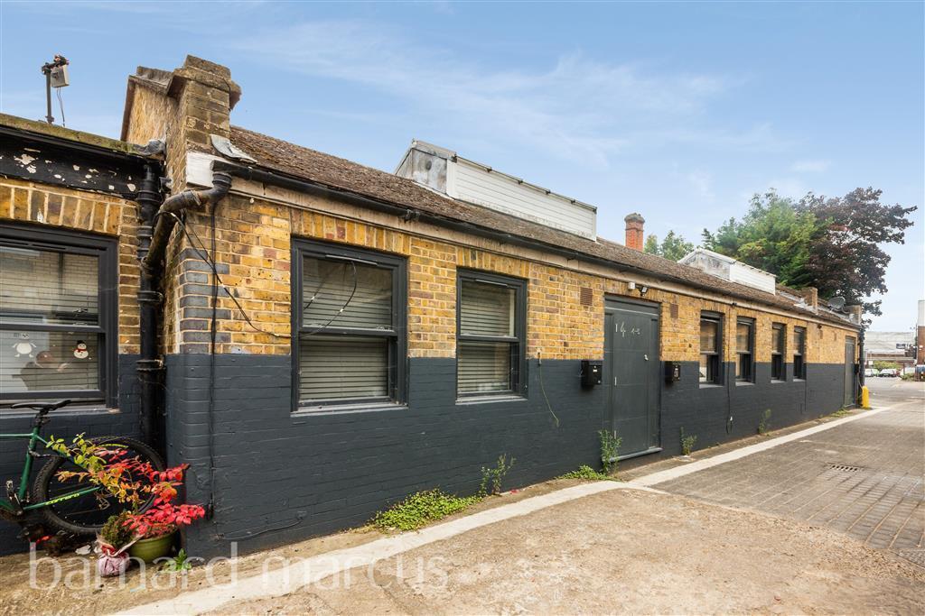 Flat Walton Road in Elmbridge