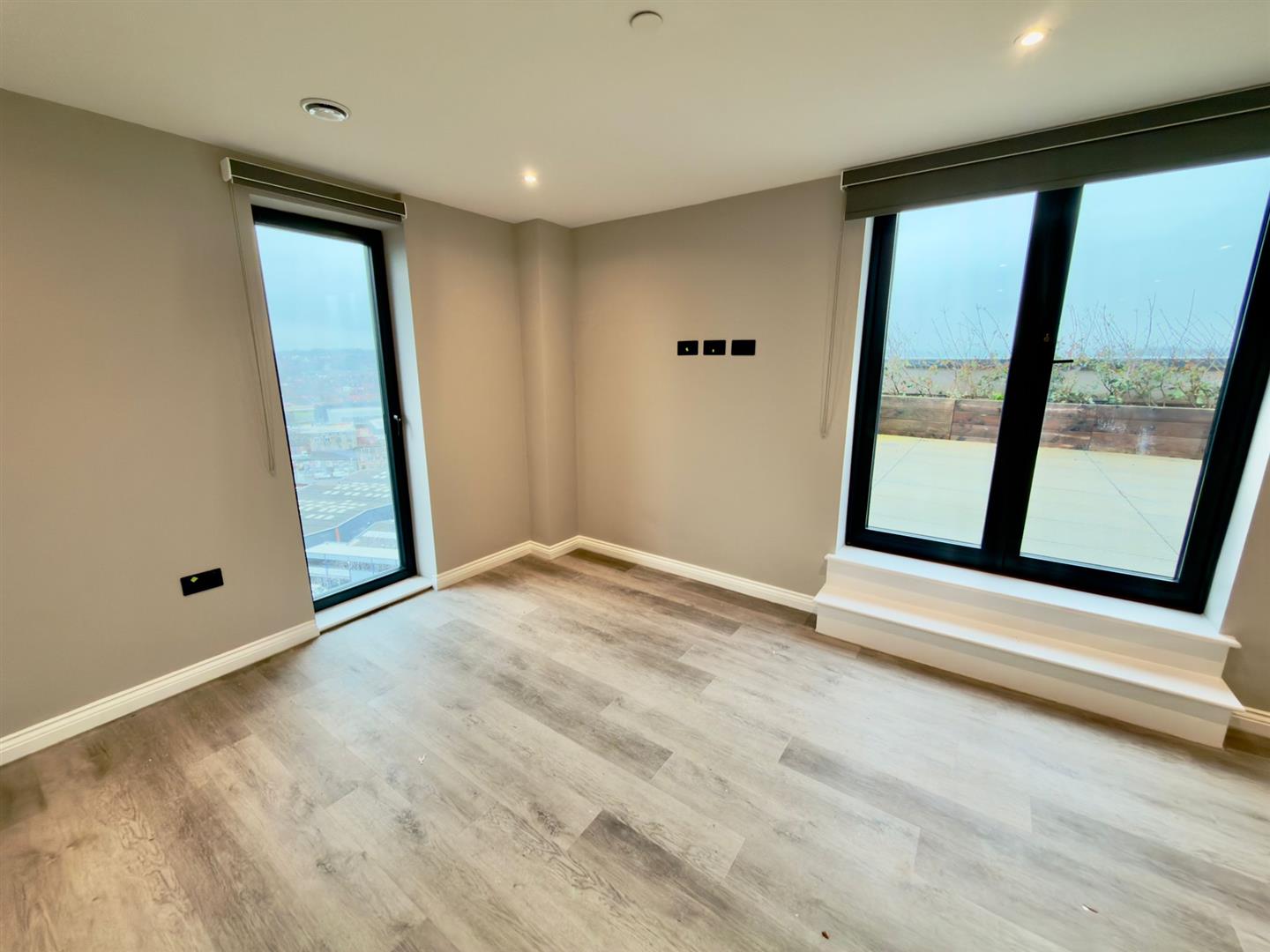 Flat Whitehall Road in Leeds
