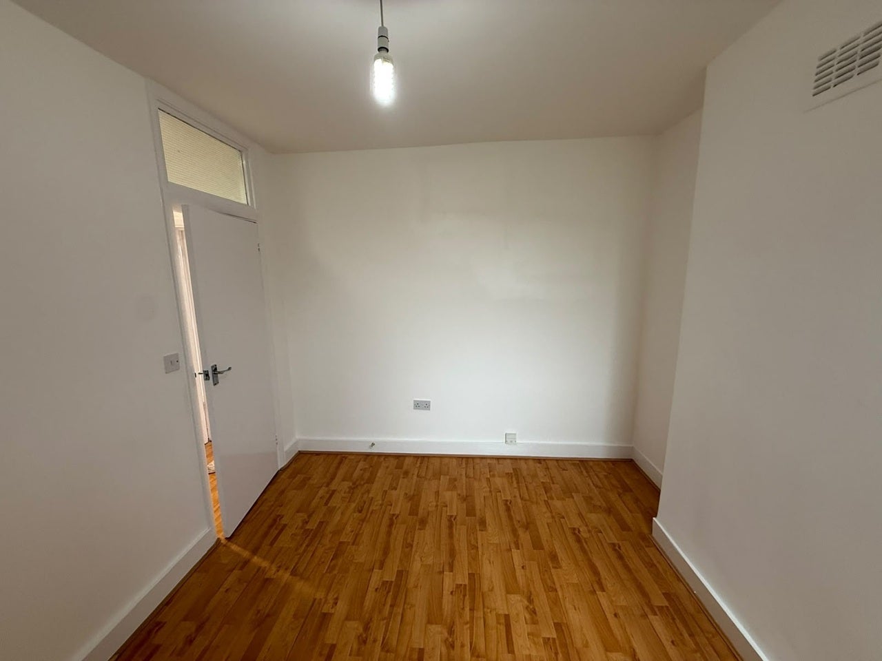 Flat Northwood Road in Greater London
