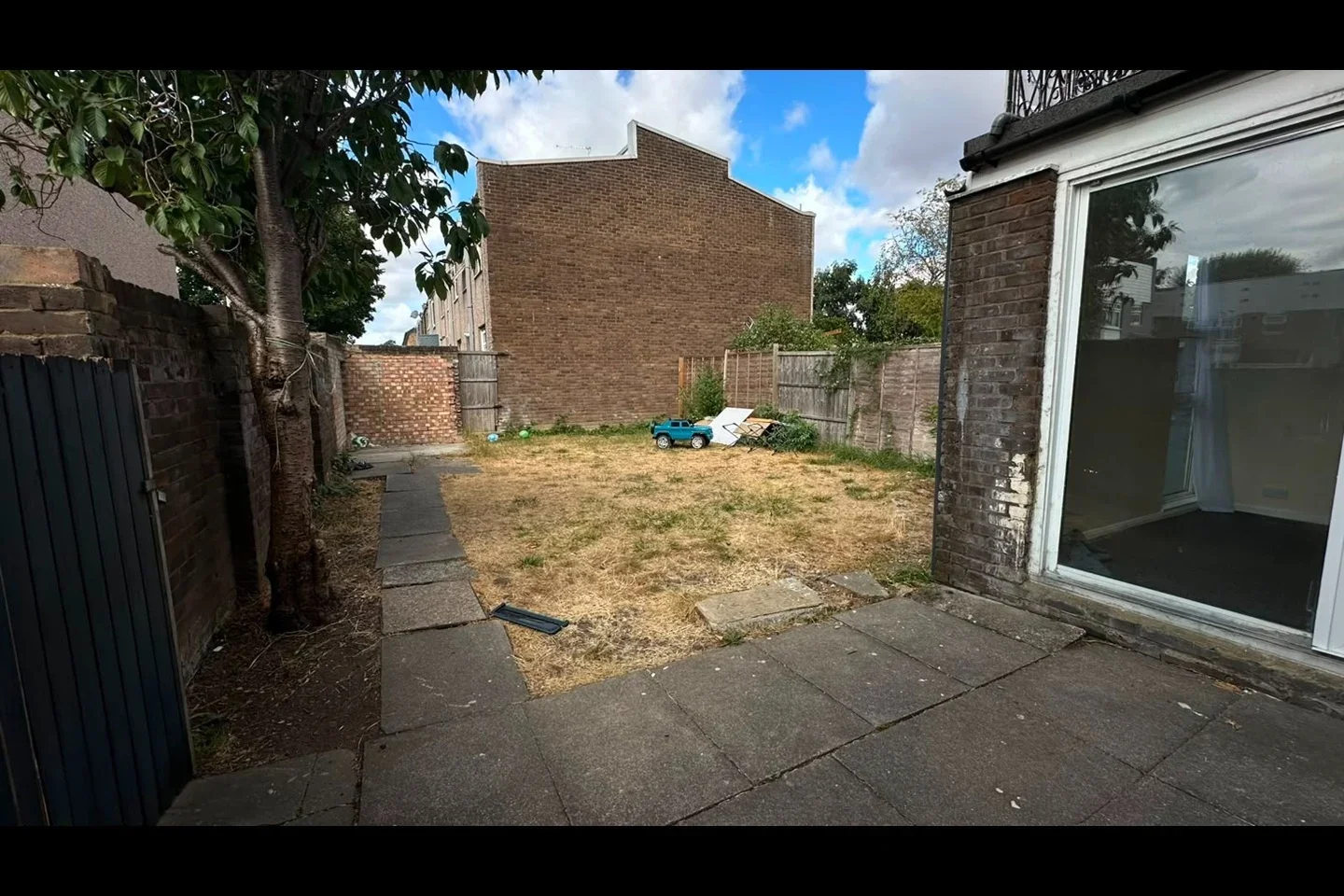 House Saddleworth Square in Greater London