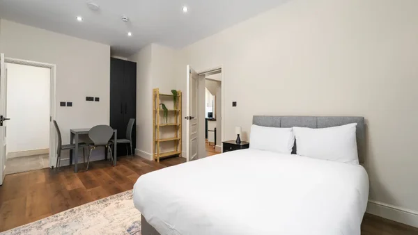 Flat Lydford Road in London
