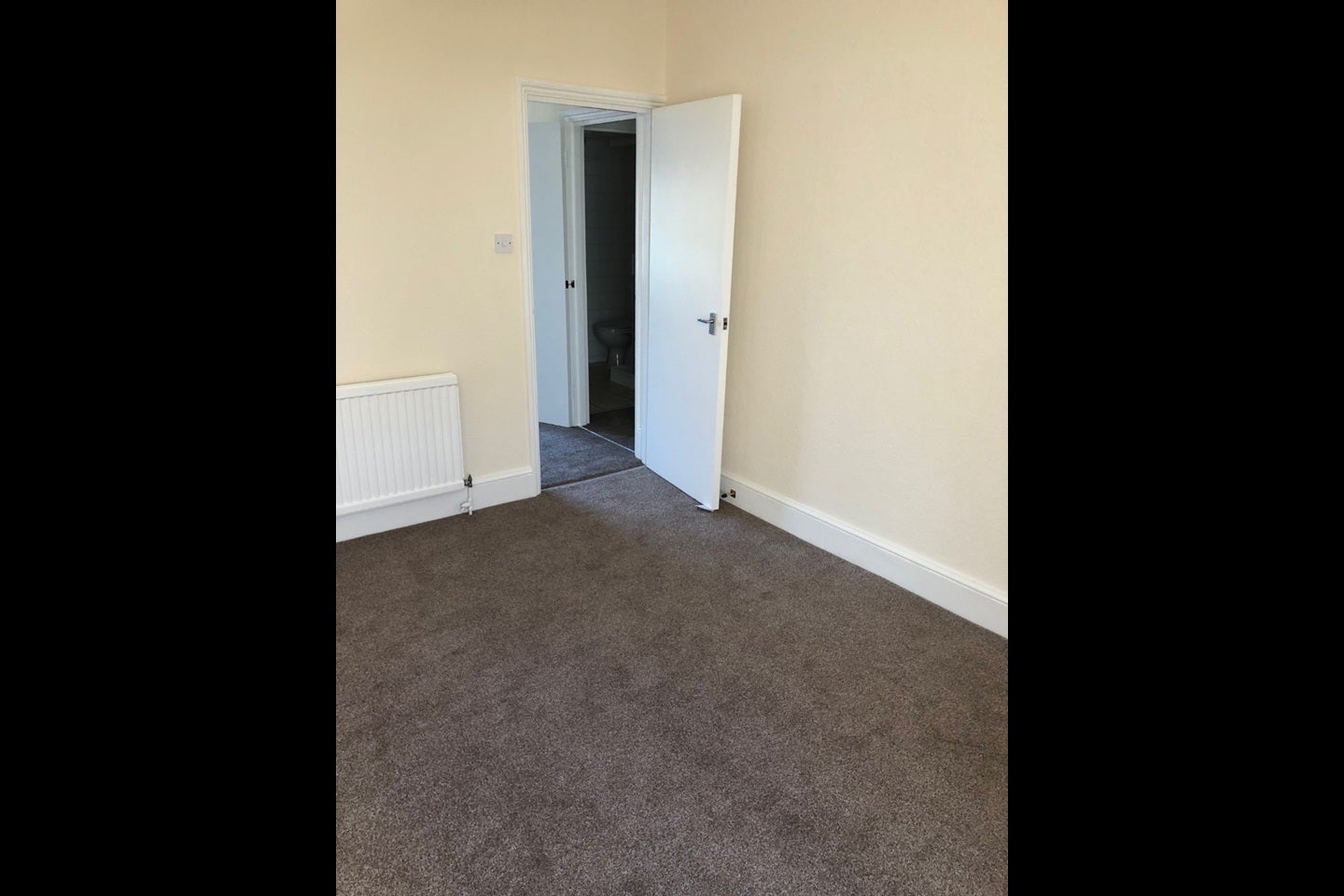 Flat Potters Road in Greater London