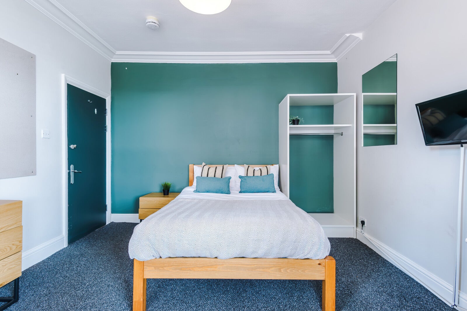 Room Rolleston Drive in Nottingham