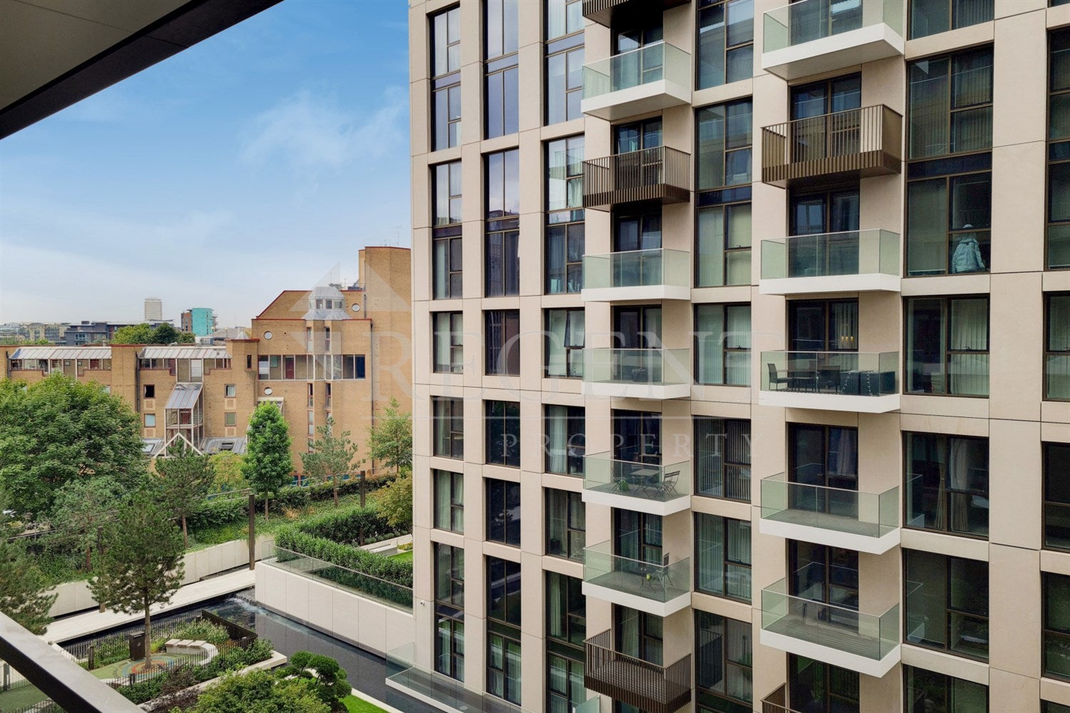 Flat Waterside Promenade in Greater London