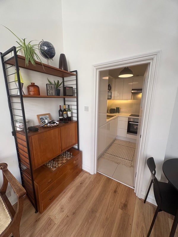 Flat Sylvester Road in Greater London
