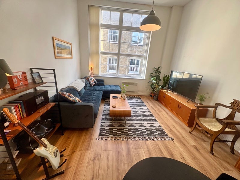 Flat Sylvester Road in Greater London