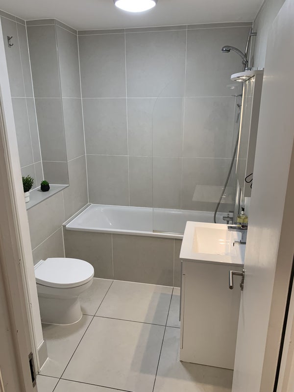Flat Sylvester Road in Greater London