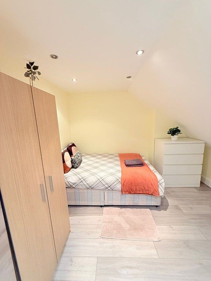 Room Manor Drive in Greater London