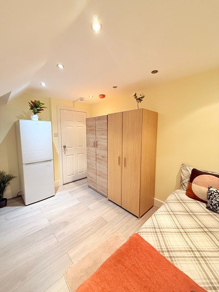 Room Manor Drive in Greater London