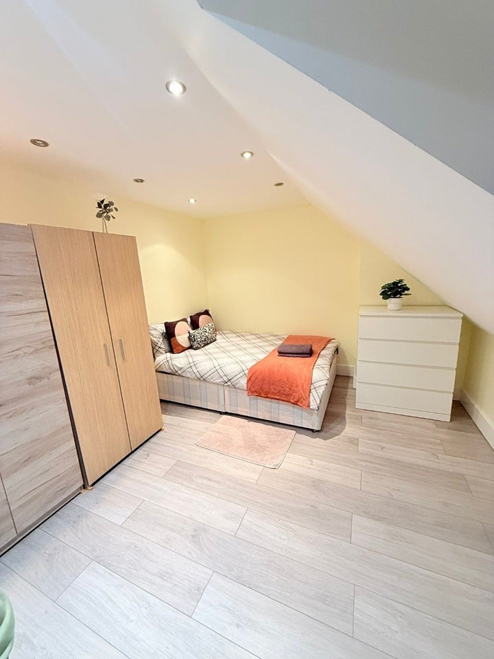 Room Manor Drive in Greater London