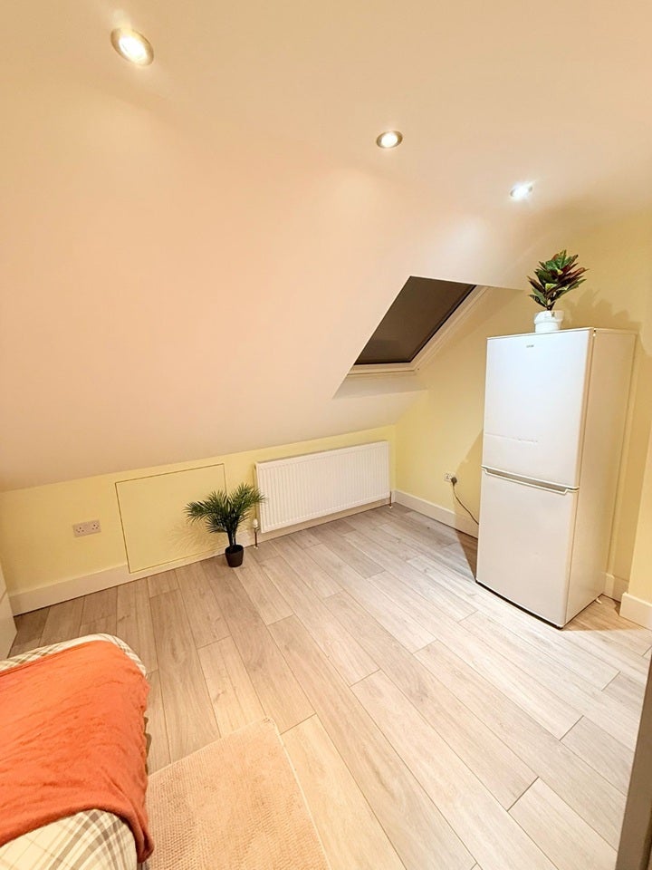 Room Manor Drive in Greater London