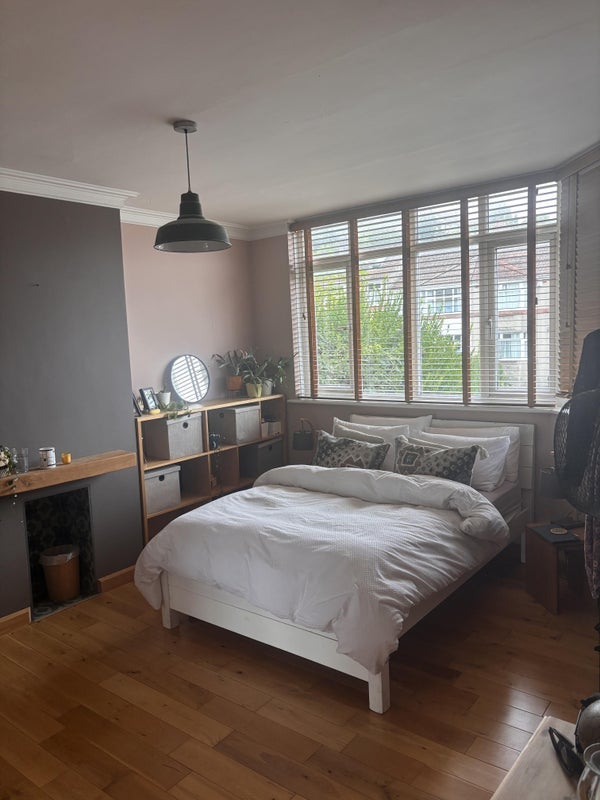 Room Shaldon Road in Bristol