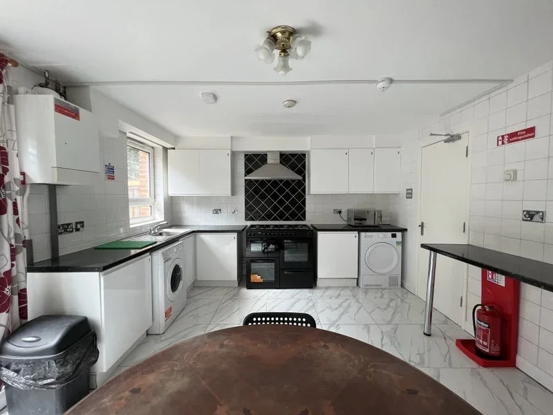 Room Whitcher Close in Greater London