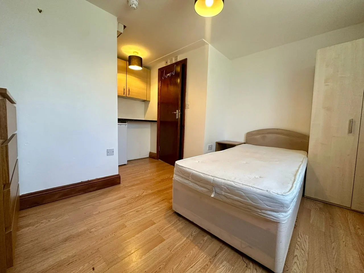 Flat Freelands Avenue in Greater London