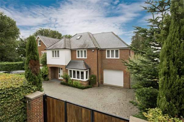 House Twinoaks in Elmbridge
