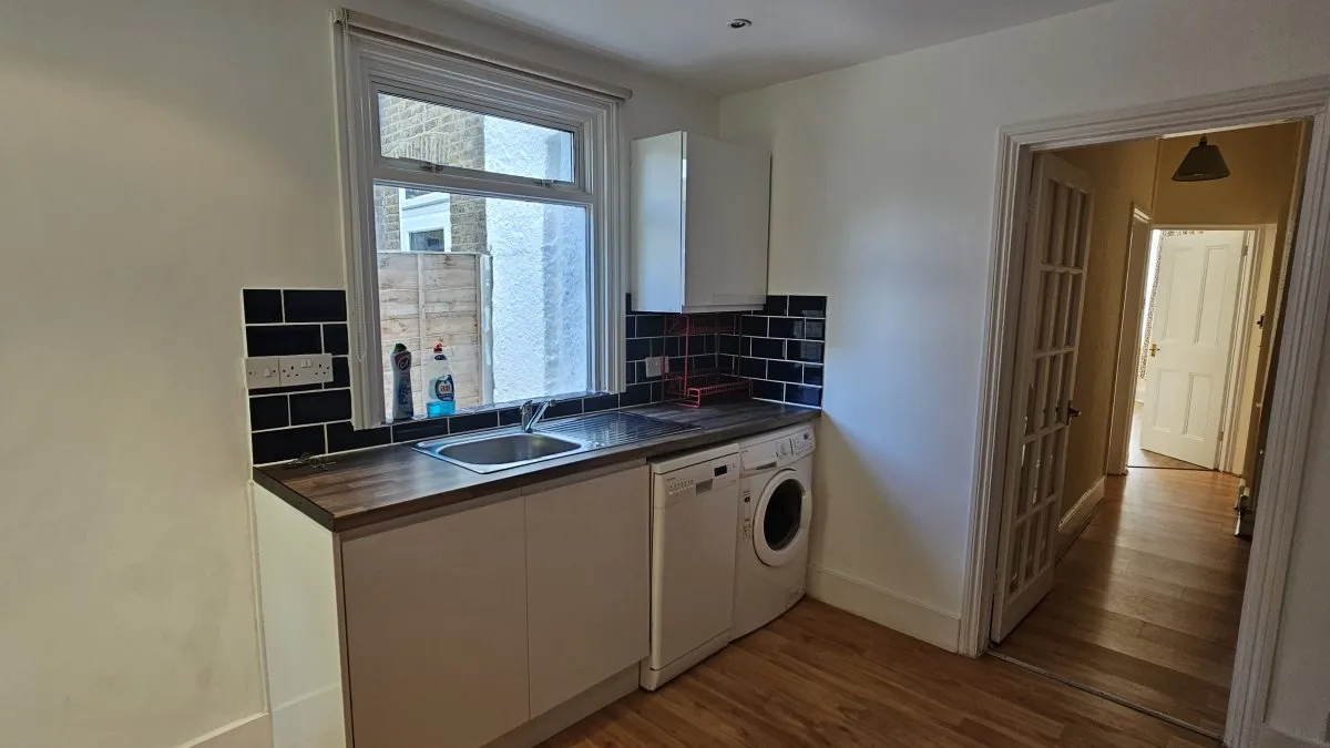 Flat Greenford Avenue in Greater London