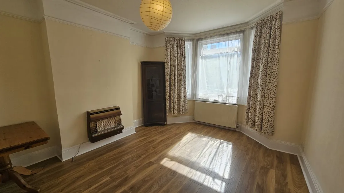 Flat Greenford Avenue in Greater London