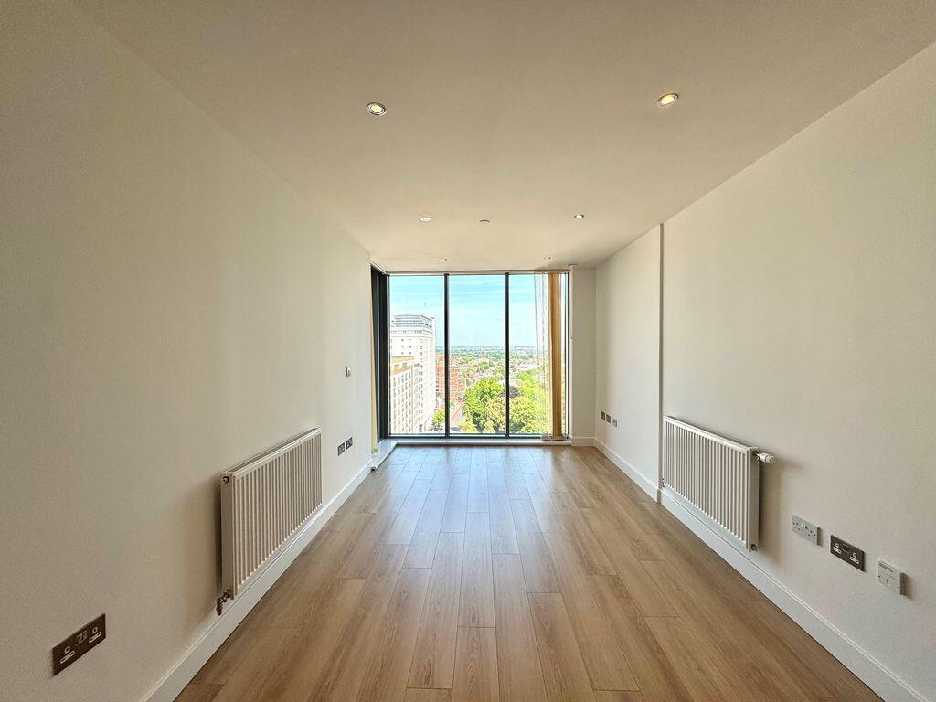 Flat Sutton Court Road in Greater London